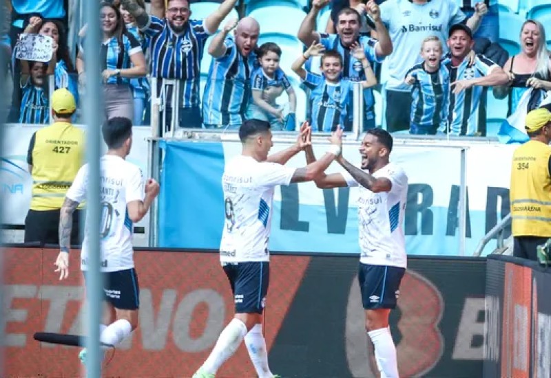 Suárez e Reinaldo comemoram gol do Grêmio (Foto: Lucas Uebel/Grêmio)