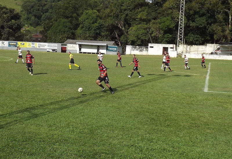 Edvelton, com a bola, marcou para o Guarani (Foto - ASCOM - Clube Esportivo Guarani)