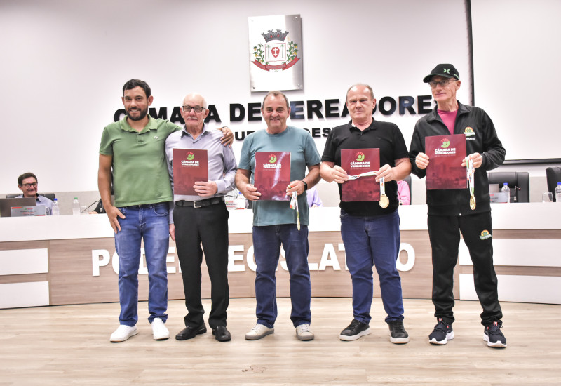 Destaques nos Jogos Abertos da Terceira Idade recebem homenagem do vereador Bufo | Fotos: Tiarajú Goldschmidt/Câmara de Vereadores