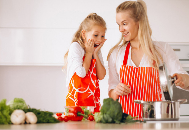 Dividir a cozinha pode render momentos muito alegres