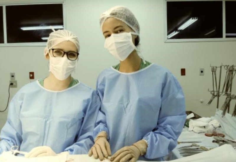 A diplomada da Unoesc, Daiane Gabiatti, durante atividades da Residência em Enfermagem Perioperatória
