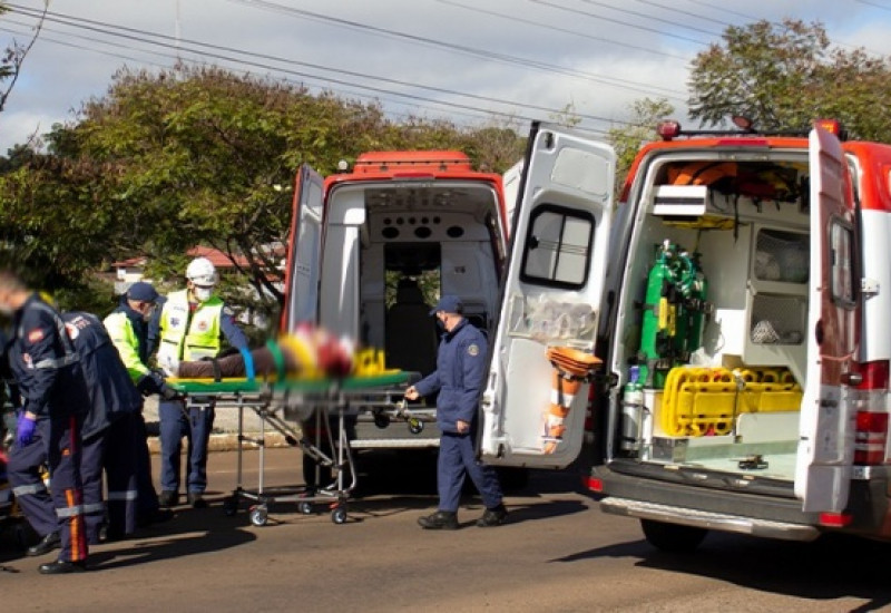 Vítimas foram socorridas pelos bombeiros e Samu (Fonte: Marcos Lewe / Rádio 103 FM)