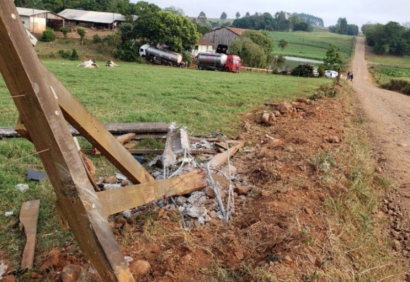 Com o impacto, poste e a cerca foram derrubados (Fotos:Jornei de Souza)
