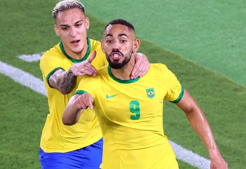 Matheus Cunha comemora gol do Brasil com Antony (Foto: REUTERS/Stoyan Nenov)
