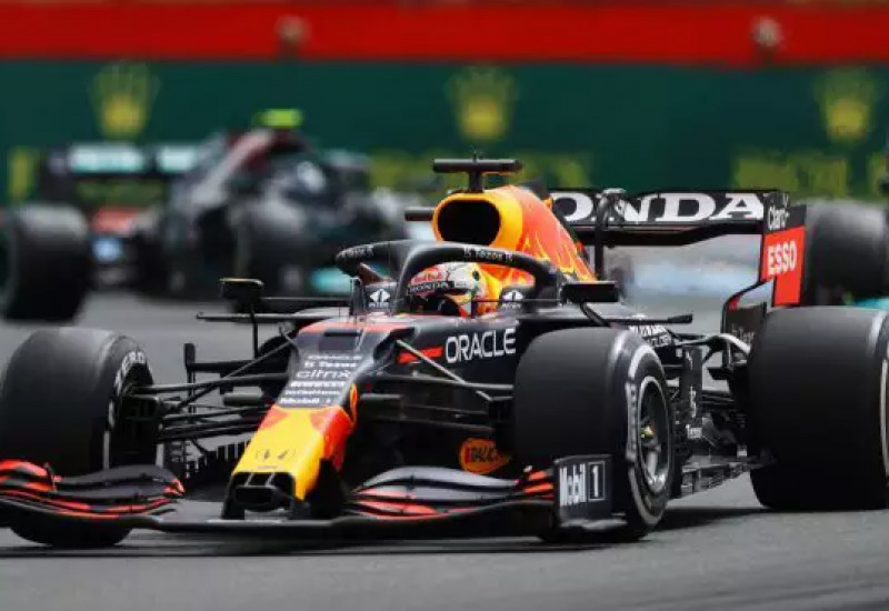 Max Verstappen ultrapassa Hamilton na penúltima volta (Foto: Divulgação - CREDITO: CAMPO GRANDE NEWS)