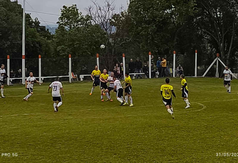 Num jogo disputadíssimo, Luizinho fez a diferença em favor do Pérola (Foto: Stenio Wathier/JRTV)