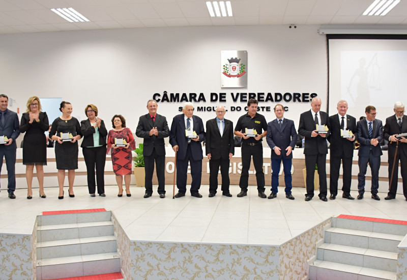 Vereadores entregaram placa alusiva aos 60 anos do Foro da Comarca de São Miguel do Oeste ao diretor do Foro, juiz Márcio Cristófoli, e a membros do TJSC e do CNJ
