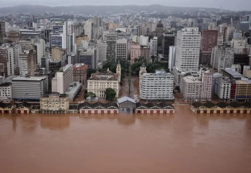Centro de Porto Alegre inundado pelas águas do rio Guaíba (Foto: Mateus Bruxel/Agência RBS)