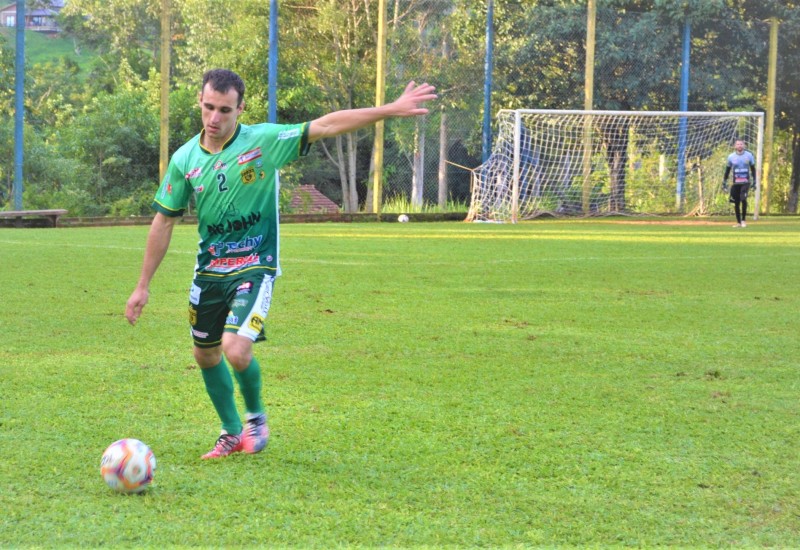 Com dois gols e boa atuação, Tirlone foi destaque na vitória descansense (Foto: Ouro Verde/Divulgação)