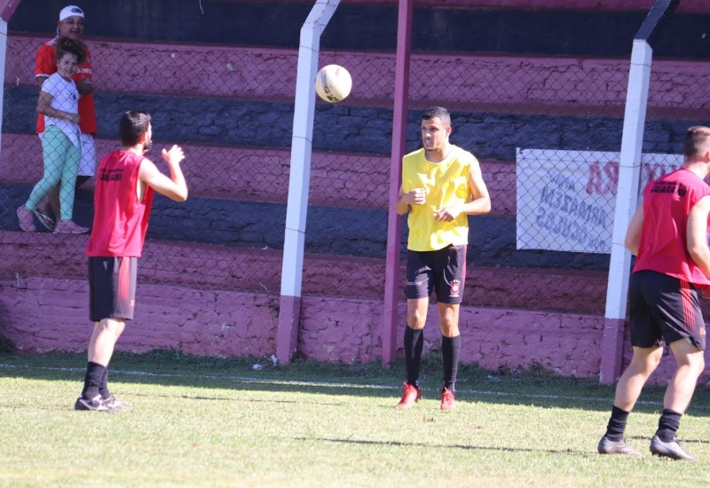 Bugre treina forte de olho no Grêmio Ipanema (Foto: Luis Bataglin/Guarani)