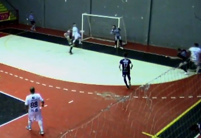 Matheus manda completa pra rede jogada coletiva do São Miguel Futsal (Foto: JRTV/Reprodução)