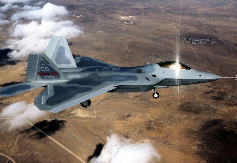 Jato F-22 Raptor controlou trajetória do objeto e o abateu sobre o Lago Huron, estado do Michigan, nos Estados Unidos e a província de Ontário, no Canadá – Foto: USAF / AFP