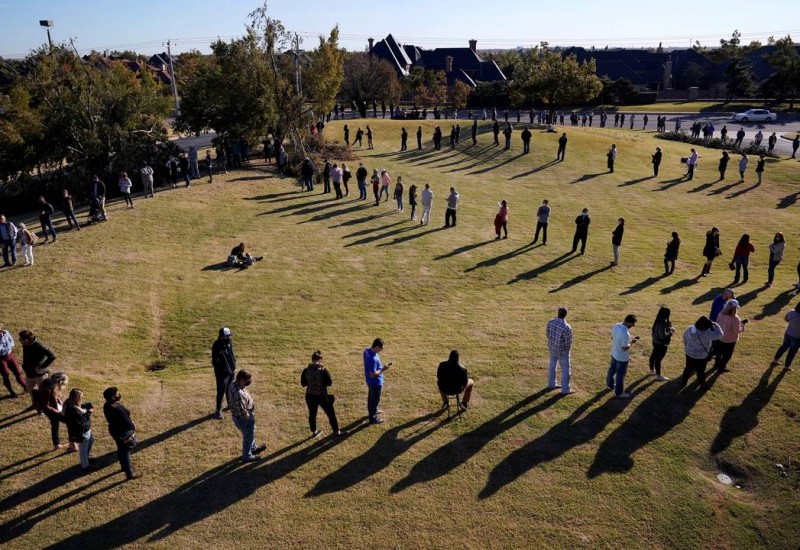 Eleitores aguardam em uma longa fila para votar em Oklahoma na eleição presidencial americana