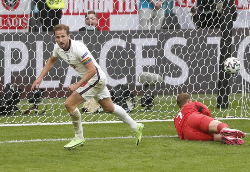 Kane sai para comemorar o segundo gol da vitória da Inglaterra sobre a Alemanha — Foto: REUTERS/Matthew Childs