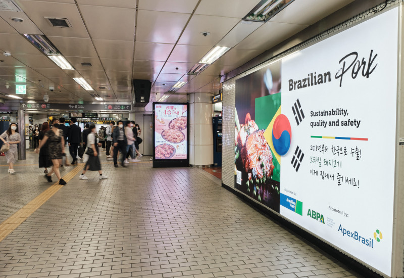 Registros da promoção nas estações de metrô de Seul. Foto: Divulgação
