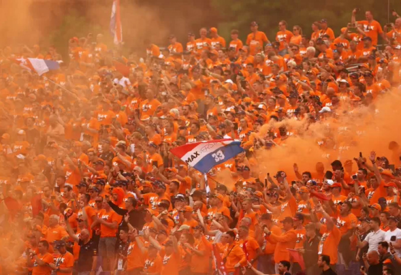 Mais de 130 mil holandeses transformaram as arquibancadas num mar laranja Imagem: Dan Istitene - Formula 1/Formula 1 via Getty Images