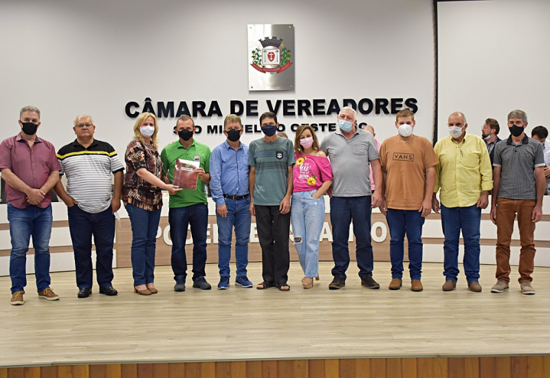 Membros da Associação dos Feirantes de São Miguel do Oeste receberam moção de aplauso da Câmara de Vereadores. Foto: Tiarajú Goldschmidt/Câmara de Vereadores