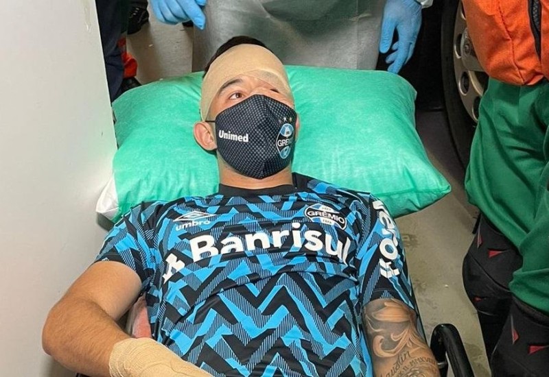 Villasanti, com traumatismo craniano, foi parar no hospital (Foto: Grêmio / Divulgação CP)