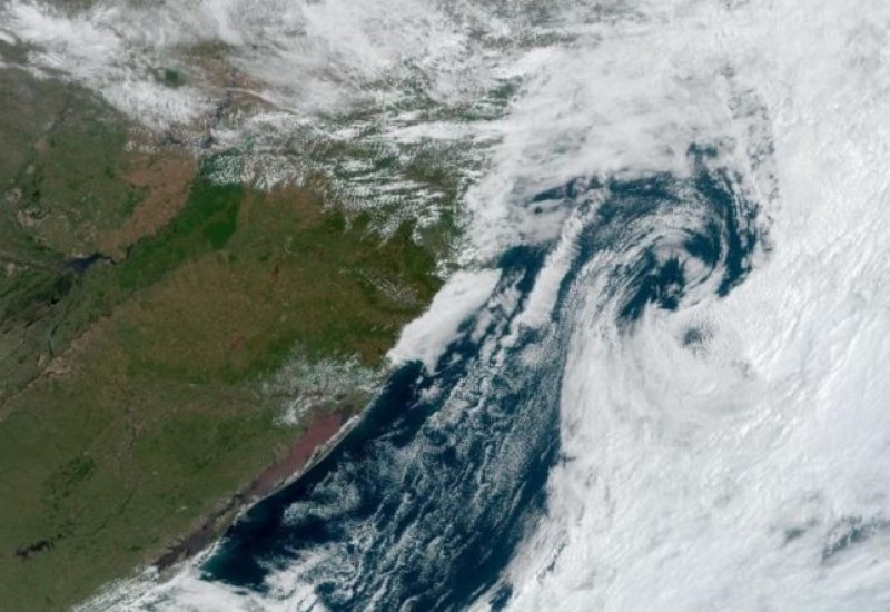 Imagem de satélite mostrava o centro de baixa pressão no domingo a tarde sobre o Atlântico, a Leste de Santa Catarina e Paraná – Foto: NOAA/MetSul/Divulgação