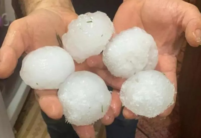 Imagens cedidas pela Defesa Civil mostram o tamanho do granizo – Foto: Defesa Civil/ Reprodução/ ND