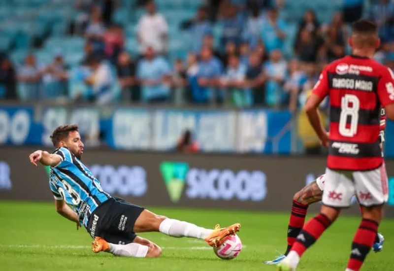 Meninos fizeram os gols da vitória gremista obtida na base da raça (Foto: Lucas Uebel/Grêmio)