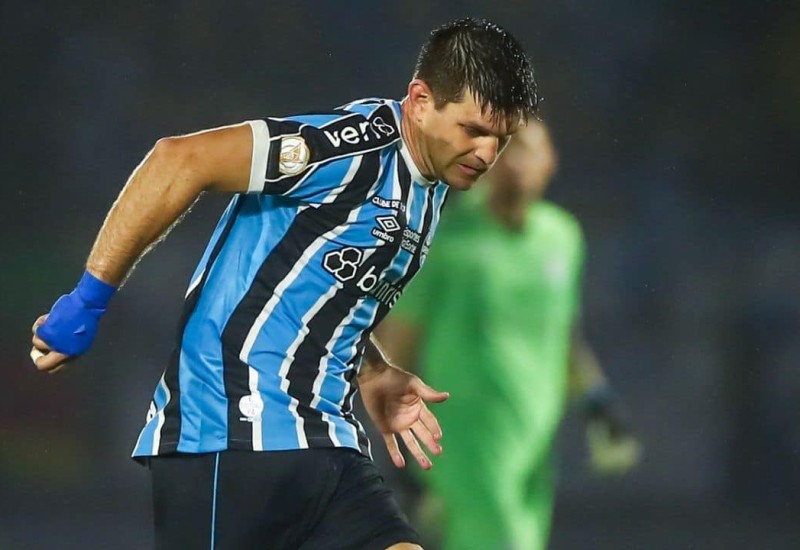 Kannemann mais um vez não foi bem na zaga do Grêmio (Foto: Lucas Uebel/Grêmio)