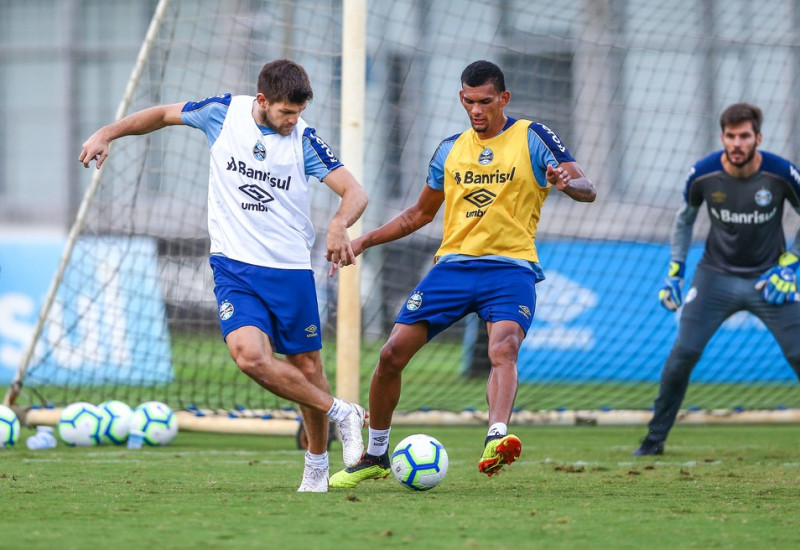 Rodrigues (D) deve ser a novidade na zaga do Grêmio; Kannemann (E) é dúvida — Foto: Lucas Uebel / Grêmio FBPA