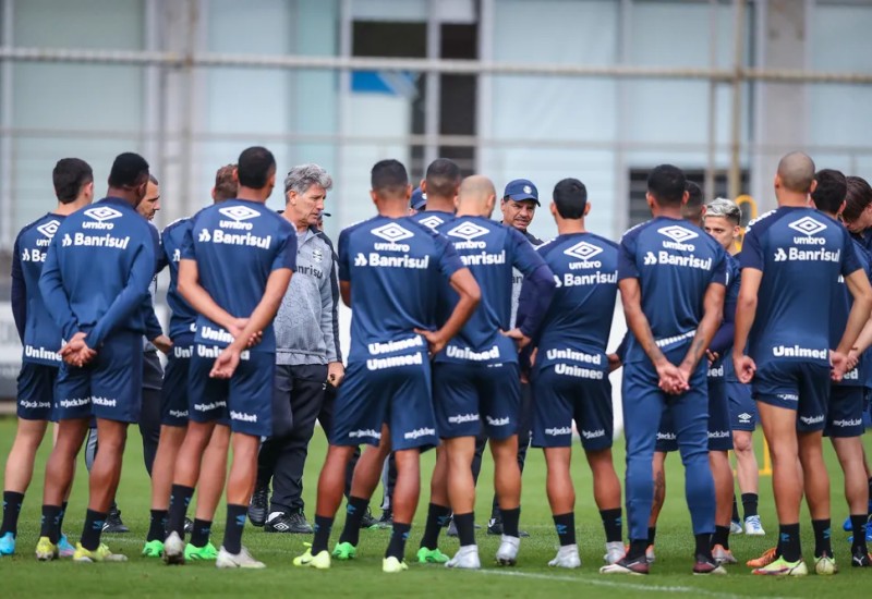 Renato conversa com grupo do Grêmio — Foto: Lucas Uebel/Grêmio