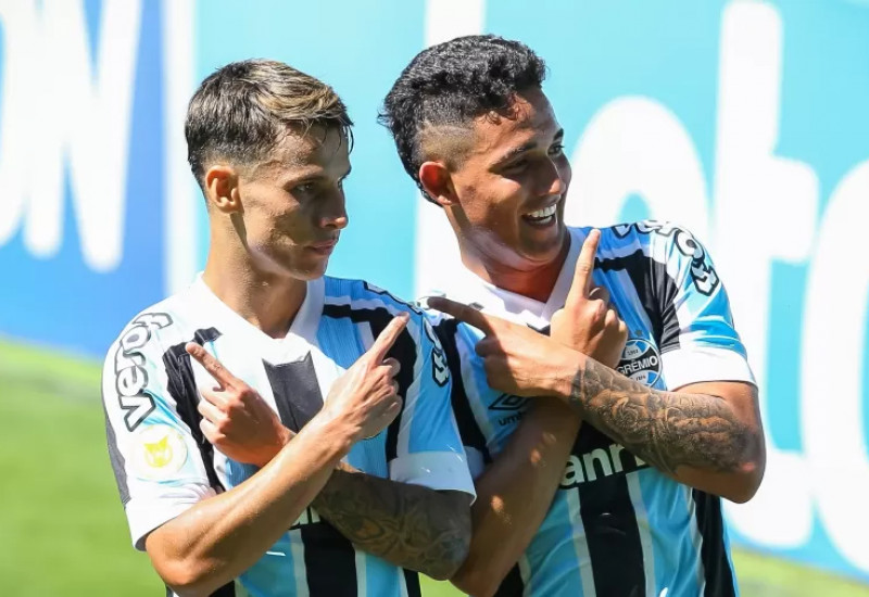Ferreira comemora o seu gol, o segundo do Grêmio sobre o Ceará (Imagem: Pedro H. Tesch/AGIF)