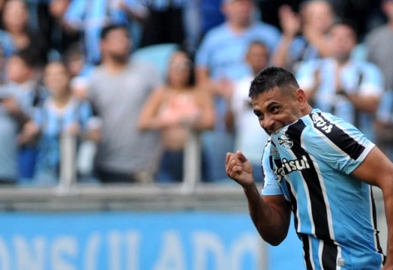 Centroavante voltou marcando três gols que deram o primeiro triunfo ao tricolor | Foto: Mauro Schaefer