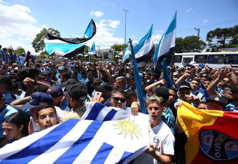 Torcida do Grêmio abre bandeira do Uruguai para receber Suárez  (Foto: Lucas Uebel/Grêmio)