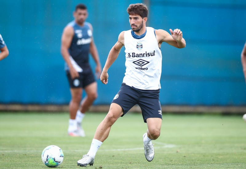 Lucas Silva pode reforçar o meio de campo gremista no jogo de hoje