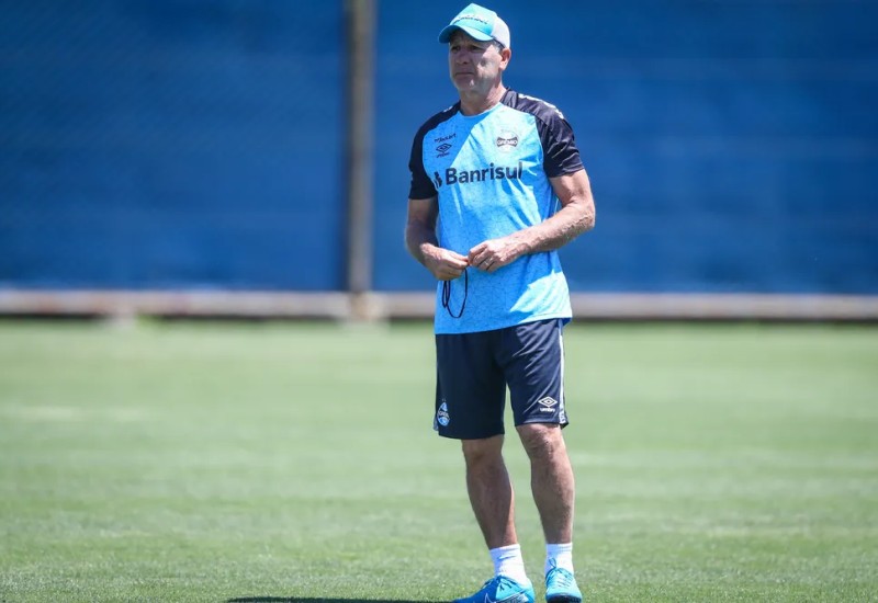 Renato de volta ao comando da casamata tricolor (Foto: Lucas Uebel/Grêmio)