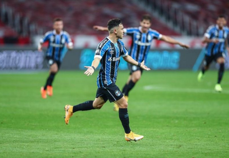 Pepê vibra com o gol que deu a vitória ao Grêmio num dos maiores clássicos do planeta