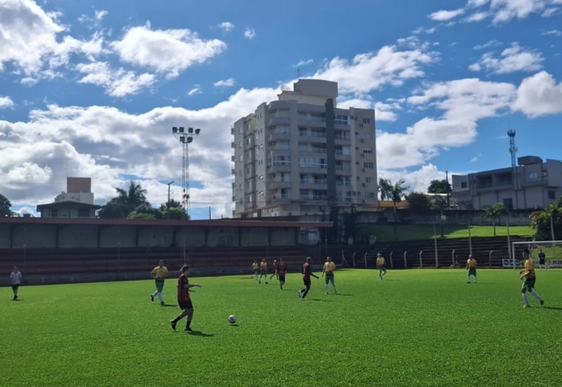 Teixeira tem aproveitado os treinos e amistosos para aprimorar o novo esquema de jogo do Guarani (Foto: Ascom/Guarani)