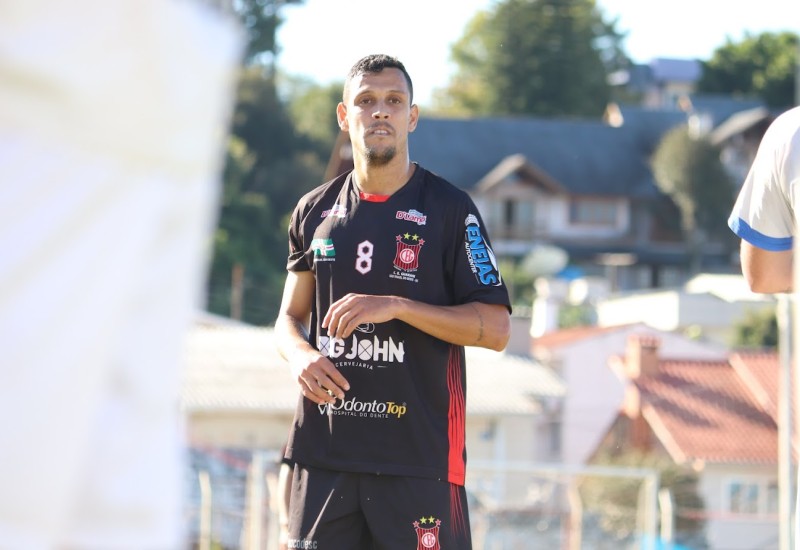 Léo Barreto, volante do Guarani, tem a confiança do técnico Zancanaro (Foto: Luis Badaglin/Guarani)