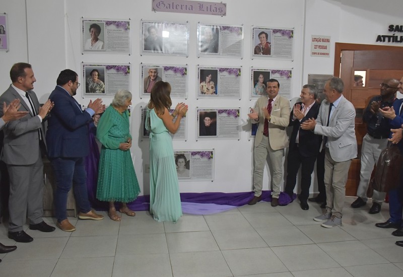 Vereadores e famílias inauguraram Galeria Lilás 2023 | Divulgação/Câmara de Vereadores