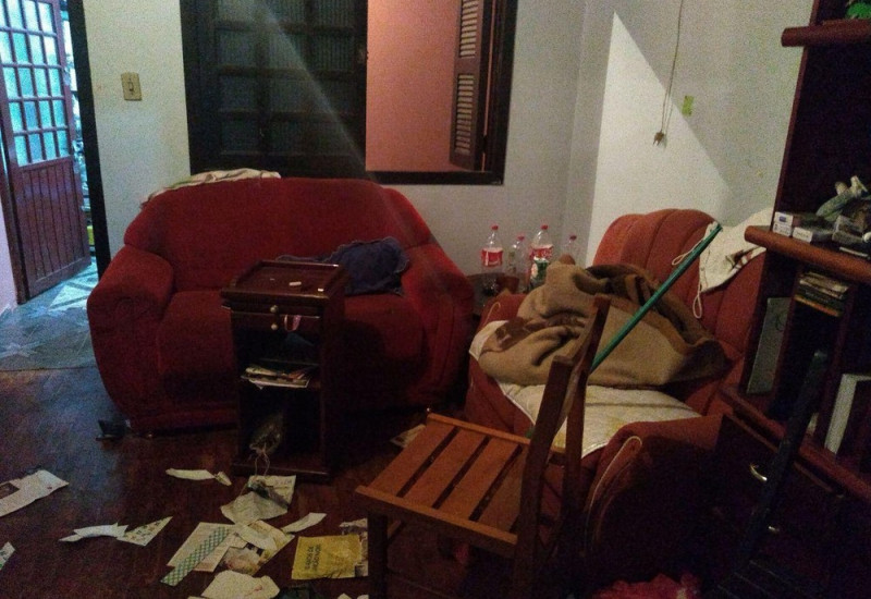 PMs foram atender chamado em casa e foram atacados por pitbulls — Foto: PM/Divulgação