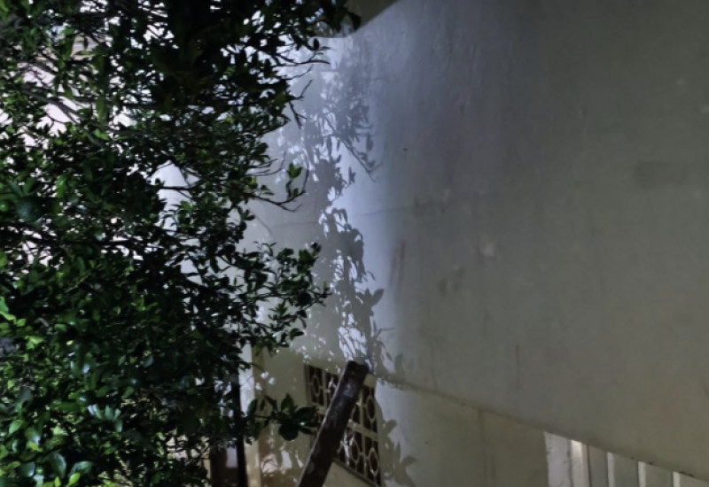 Estuprador usou uma escada para acessar o interior da moradia (Foto: PM/SC)