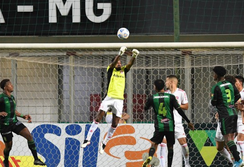 Edenílson, terminou como goleiro do Inter contra o América-MG (Foto: Ricardo Duarte/Divulgação Inter)
