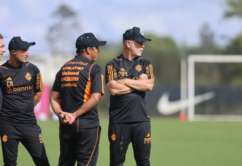 Comissão técnica durante treino do Inter em Medellín — Foto: Ricardo Duarte/Internacional