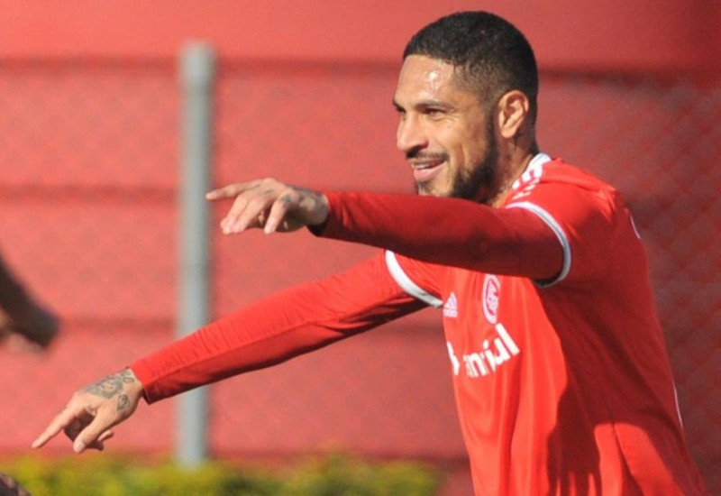 Guerrero desencantou e anotou os dois gols da vitória colorada