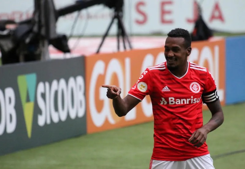 Edenilson fez o gol que abriu o caminho da virada (Foto: Eduardo Deconto)