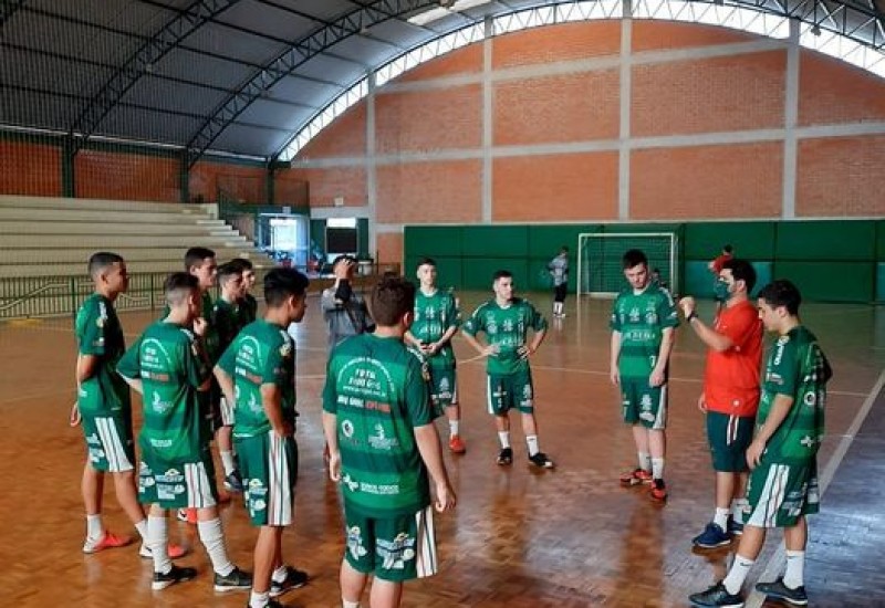 Técnico Juninho promoveu um treino apronto na tarde de ontem, visando a estréia hoje contra Camboriú