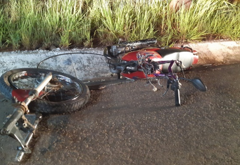 A motocicleta partiu-se ao meio devido ao forte impacto da batida (Fotos: Marcos Lewe / Rádio 103 FM)