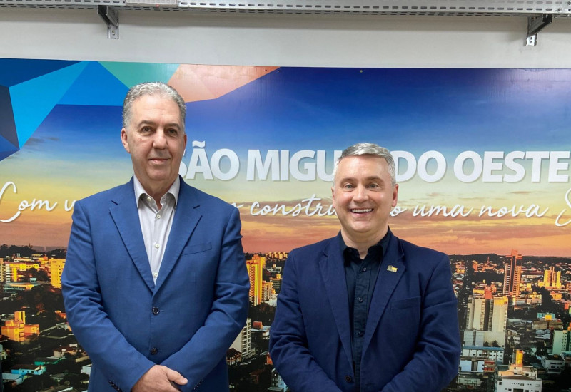 Carlos Agostini, com o prefeito Zanardi, quer reduzir a demanda reprimida na Saúde (Foto: Ascom/Prefeitura)