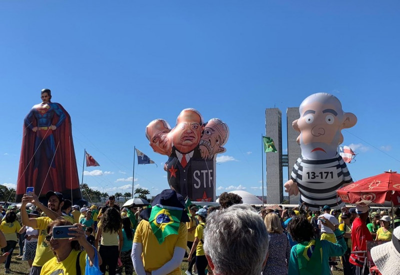 Bonecos gigantes em favor de Moro e contra o STF e Lula