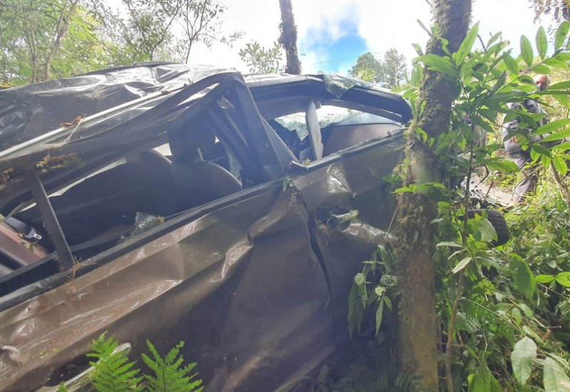 Médica não conseguiu sair do local do acidente em razão do relevo acidentado, segundo os socorristas — Foto: Corpo de Bombeiros/Divulgação