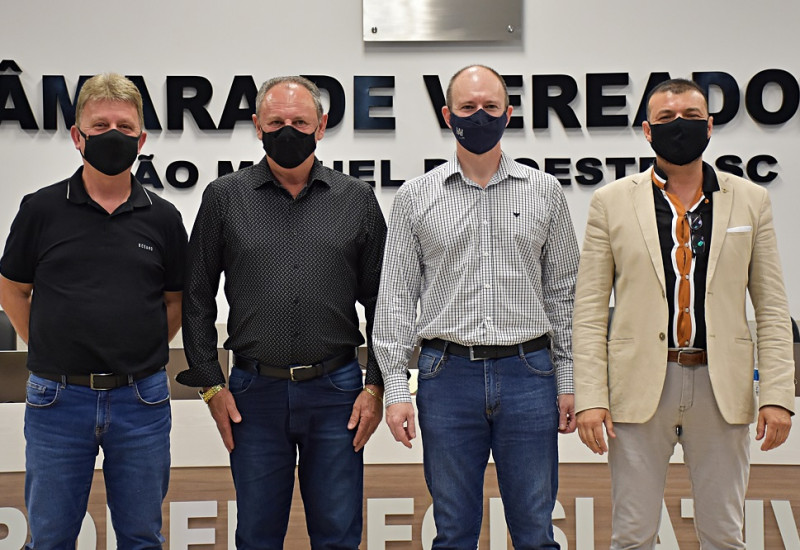 Mesa Diretora ficou composta pelo presidente Vanirto Conrad, vice-presidente Ravier Centenaro, primeiro secretário Vagner Passos e segundo secretário Moacir Fiorini.  Foto: Tiarajú Goldschmidt/Câmara de Vereadores