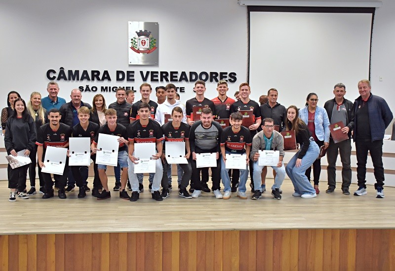 Moção foi entregue a atletas e dirigentes do Guarani | Foto: Tiarajú Goldschmidt/Câmara de Vereadores